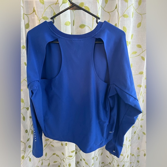 Nike Dri Fit Cropped Sweatshirt (shoulder blade holes + small zipper pocket) - Picture 2 of 3